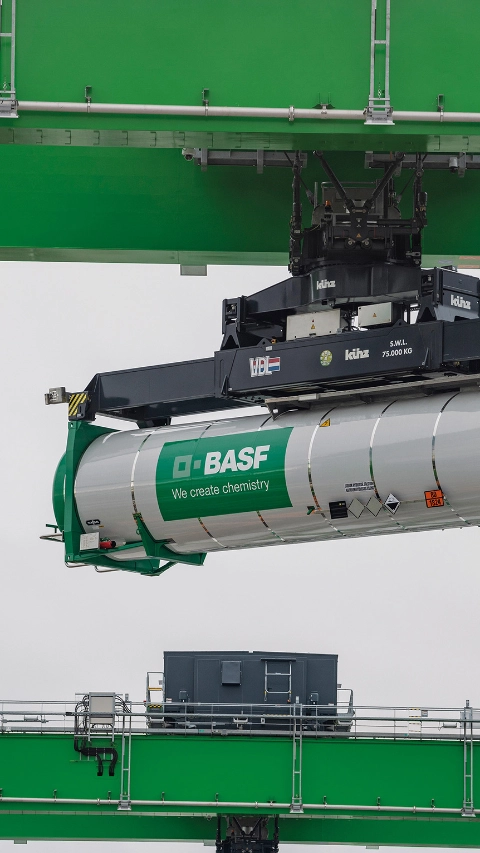 BASF nimmt im Oktober 2018 das neue Tankcontainerlager am Standort Ludwigshafen in Betrieb. Dieses Lager ist Teil eines integrierten Lager- und Transportkonzepts, mit dem BASF den Kundenservice verbessern und gleichzeitig Logistikkosten deutlich reduzieren will.  

Bei dem Tankcontainerlager handelt es sich um ein vollautomatisches Freilager für Tankcontainer zur Lagerung von flüssigen Stoffen und flüssigen Abfällen. Es ist auf eine Kapazität von 2.000 Standardcontainern ausgelegt und verfügt über zwei Kräne mit einer Ladekapazität von je 75 Tonnen. Der Warenumschlag kann über AGV, Lkw und Bahn erfolgen.
Abdruck honorarfrei. Copyright by BASF.

BASF starts operating the new tank container storage facility in October 2018 at its Ludwigshafen site. This warehouse is part of an integrated storage and transport concept that BASF is using to improve customer service and significantly reduce logistics costs at the same time. 

The tank container storage facility is a fully automatic outdoor storage facility for tank containers for the storage of liquid substances and liquid waste. It is designed for a capacity of 2,000 standard containers and has two cranes with a loading capacity of 75 tons each. Goods can be handled by AGV, truck and rail.
Print free of charge. Copyright by BASF.
