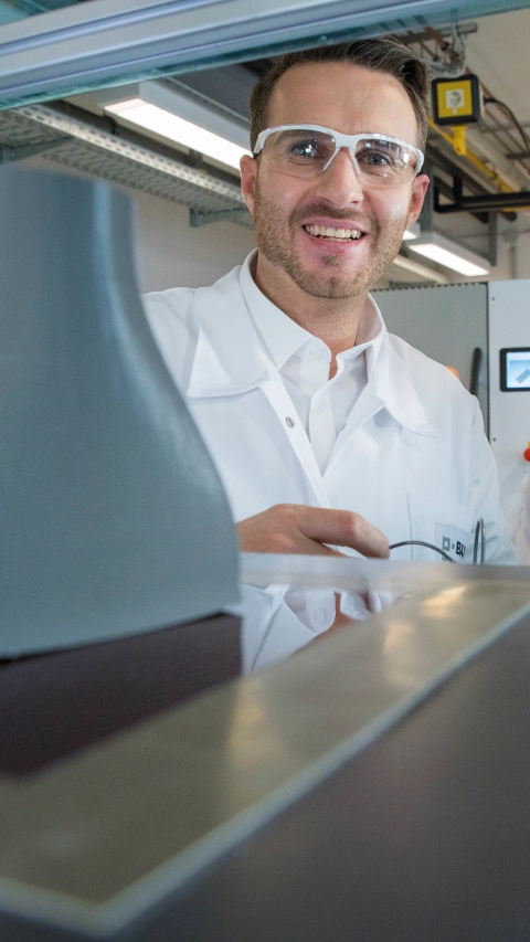 Im Application Technology Center in Heidelberg testet BASF neue Pulver, Harze, Filamente und Granulate für 3D-Druckverfahren und entwickelt Lösungen für die industrielle Additive Fertigung. Alexander Gengel, Anwendungstechniker 3D-Druck und Fernanda Kraft, Anwendungstechnikerin 3D-Druck, bei der Sichtprüfung eines gedruckten Funktionsmusters eines Werkzeugeinsatzes.