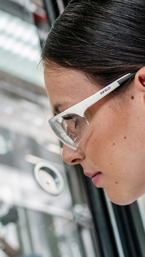 Battery recycling closes the loop in electromobility - Lab technician Theresa Simon checks the crystallization of the lithium salts in a laboratory reactor.