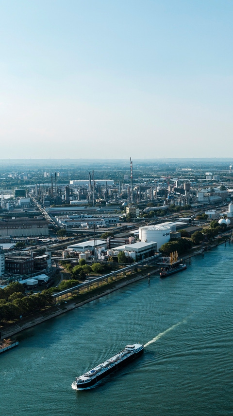 Das Herz der BASF-Gruppe ist die BASF SE mit ihrem Stammwerk in Ludwigshafen am Rhein. Mit etwa 250 Produktionsbetrieben, vielen hundert Laboren, Technika, Werkstätten und Büros auf einer Fläche von rund zehn Quadratkilometern, ist es der größte zusammenhängende Chemiekomplex der Welt.Das Stammwerk der BASF ist auch die Wiege des Verbundkonzepts: Produktionsanlagen, Energieflüsse und Logistik werden intelligent miteinander vernetzt, um Ressourcen so effizient wie möglich zu nutzen. Das Herz der BASF-Gruppe ist die BASF SE mit ihrem Stammwerk in Ludwigshafen am Rhein. Mit etwa 250 Produktionsbetrieben, vielen hundert Laboren, Technika, Werkstätten und Büros auf einer Fläche von rund zehn Quadratkilometern, ist es der größte zusammenhängende Chemiekomplex der Welt.Das Stammwerk der BASF ist auch die Wiege des Verbundkonzepts: Produktionsanlagen, Energieflüsse und Logistik werden intelligent miteinander vernetzt, um Ressourcen so effizient wie möglich zu nutzen.
