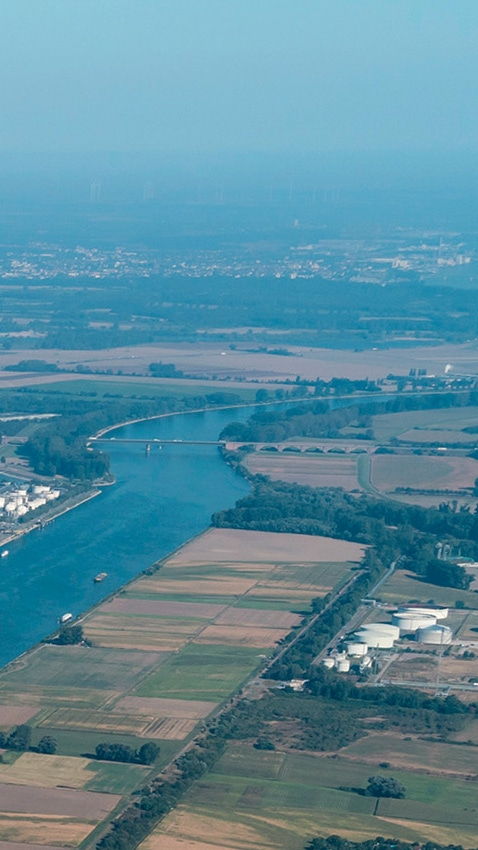 Das Herz der BASF-Gruppe ist die BASF SE mit ihrem Stammwerk in Ludwigshafen am Rhein. Mit etwa 250 Produktionsbetrieben, vielen hundert Laboren, Technika, Werkstätten und Büros auf einer Fläche von rund zehn Quadratkilometern, ist es der größte zusammenhängende Chemiekomplex der Welt.Das Stammwerk der BASF ist auch die Wiege des Verbundkonzepts: Produktionsanlagen, Energieflüsse und Logistik werden intelligent miteinander vernetzt, um Ressourcen so effizient wie möglich zu nutzen.