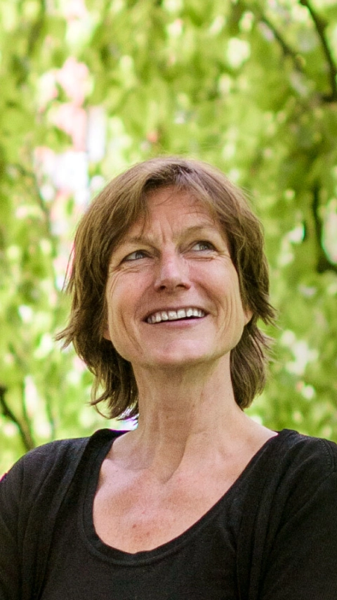 Portrait of Linda Steg with hanging tree branches in the background-