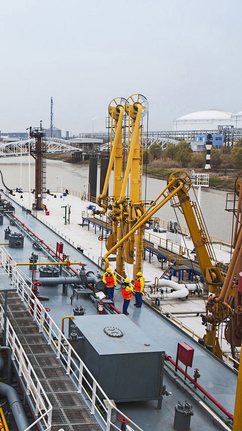 Only ships with double bottoms and double hulls are allowed to berth at the jetties of BASF-YPC Co. Ltd. This requirement contributes to improving the waterway transportation of chemical materials in China, and helps protect the Yangtze River, the ”mother river” of China.