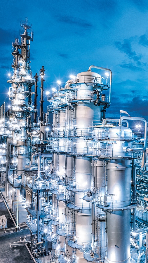 Die neue Acetylen-Anlage am Verbundstandort Ludwigshafen kann jährlich 90.000 Tonnen der vielseitigen Chemikalie produzieren. Etwa 20 Betriebe am Standort Ludwigshafen nutzen Acetylen als vielseitig einsetzbaren chemischen Baustein und Ausgangsstoff für viele Produkte des täglichen Lebens. Die Einbindung der Anlage in das Verbundkonzept der BASF bietet die Vorteile einer effizienten Ressourcennutzung, exzellenter Produktionssynergien und kurzer Lieferwege.
The new acetylene plant at the Ludwigshafen Verbund site has an annual capacity of 90,000 metric tons. Around 20 plants at the Ludwigshafen site use acetylene as a chemical building block and starting material for manufacturing many everyday products, including pharmaceuticals, plastics, solvents, electronic chemicals and highly elastic textile fibers. The integration of the plant into BASF's Verbund system offers advantages such as efficient use of resources, excellent production synergies and short supply routes.
Die neue Acetylen-Anlage am Verbundstandort Ludwigshafen kann jährlich 90.000 Tonnen der vielseitigen Chemikalie produzieren. Etwa 20 Betriebe am Standort Ludwigshafen nutzen Acetylen als vielseitig einsetzbaren chemischen Baustein und Ausgangsstoff für viele Produkte des täglichen Lebens. Die Einbindung der Anlage in das Verbundkonzept der BASF bietet die Vorteile einer effizienten Ressourcennutzung, exzellenter Produktionssynergien und kurzer Lieferwege.
The new acetylene plant at the Ludwigshafen Verbund site has an annual capacity of 90,000 metric tons. Around 20 plants at the Ludwigshafen site use acetylene as a chemical building block and starting material for manufacturing many everyday products, including pharmaceuticals, plastics, solvents, electronic chemicals and highly elastic textile fibers. The integration of the plant into BASF's Verbund system offers advantages such as efficient use of resources, excellent production synergies and short supply routes.