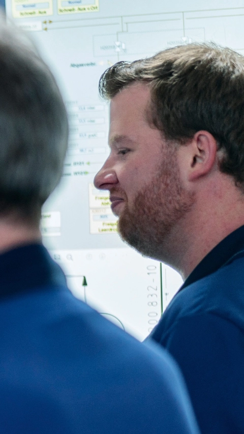 The modern control station in an intermediate products plant at the Ludwigshafen site is where all information relating to the plant comes together. Using numerous screens, the plant operators control and monitor the highly complex chemical processes. On the “Collaboration Board,” a large touchscreen in the center of the room, the employees call up all the important information at the same time and can thus work in an effective and concentrated manner. Chemical technician and plant operator Laura Giachetta discusses a plant flow chart with her colleagues at the “Collaboration Board”. The plant for intermediate products is made up of 16 plant sections and manufactures a broad portfolio of around 50 intermediate products such as amines or diols. BASF customers need these products for applications including the production of coatings for the automotive industry, pharma or crop protection products.