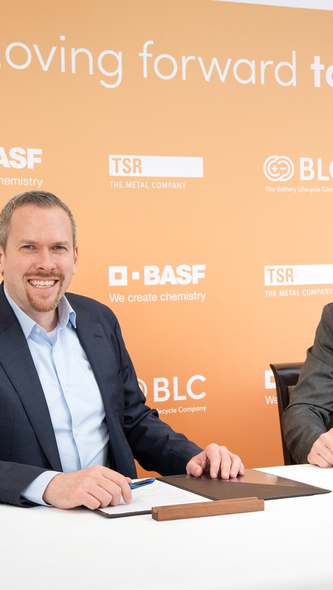 A strong partnership: Daniel Schönfelder, President of BASF’s Battery Materials division, and Marc Affüpper, Managing Director of the TSR Group, sign an agreement to collaborate on the recycling of electric vehicle batteries in Europe.
Photo: BASF A strong partnership: Daniel Schönfelder, President of BASF’s Battery Materials division, and Marc Affüpper, Managing Director of the TSR Group, sign an agreement to collaborate on the recycling of electric vehicle batteries in Europe.
Photo: BASF