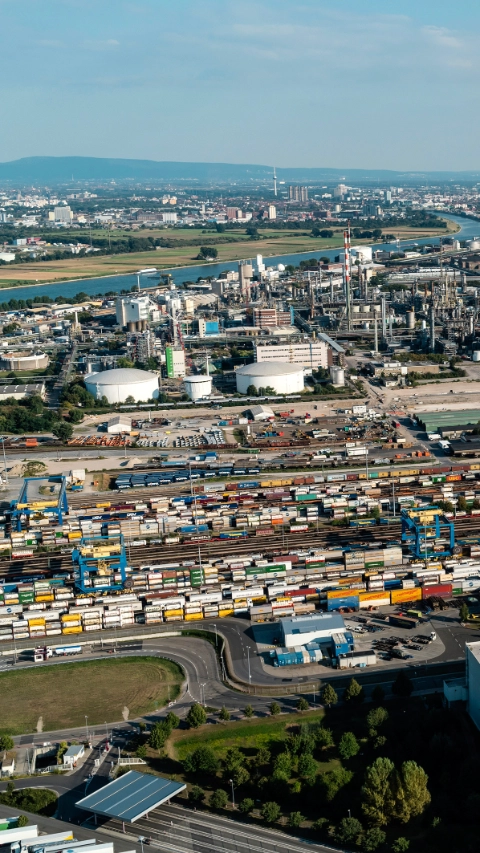 Since the commissioning in 2000 the Intermodal Transport Terminal in Ludwigshafen makes it possible to connect the transportation with trucks and trains in an environmentally friendly and cost-effective way. The advantage: long distances can be covered by rail in an environmentally friendly way.The Intermodal Transport Terminal covers around 260,000 square meters and boasts thirteen tracks for handling goods. It is spanned by eight gantry cranes at a height of around 20 meters. Up to 500,000 load units can be handled here each year.In the background the central tank field and the steam cracker can be seen