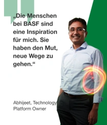 Ein männlicher BASF-Mitarbeitender in Deutschland trägt ein hellblaues Hemd und eine dunkle Hose und steht vor einem grünen Hintergrund. Ein Lichtwirbel umgibt seinen Arm. Der Text lautet: „Die Menschen bei BASF sind eine Inspiration für mich. Sie haben den Mut, neue Wege zu gehen.“ Ein männlicher BASF-Mitarbeitender in Deutschland trägt ein hellblaues Hemd und eine dunkle Hose und steht vor einem grünen Hintergrund. Ein Lichtwirbel umgibt seinen Arm. Der Text lautet: „Die Menschen bei BASF sind eine Inspiration für mich. Sie haben den Mut, neue Wege zu gehen.“