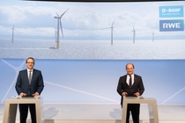 The CEOs of RWE and BASF, Dr. Markus Krebber and Dr. Martin Brudermüller, sign a letter of intent covering a wide-ranging cooperation for the creation of additional capacities for renewable electricity and the use of innovative technologies for climate protection. The CEOs of RWE and BASF, Dr. Markus Krebber and Dr. Martin Brudermüller, sign a letter of intent covering a wide-ranging cooperation for the creation of additional capacities for renewable electricity and the use of innovative technologies for climate protection.