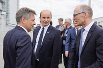 "Battery Materials meets Recycling“ on June 29, 2023 at BASF in Schwarzheide, Germany. From left to right: Dr. Robert Habeck, Bundesminister für Wirtschaft und Klimaschutz, Dr. Martin Brudermüller, Vorsitzender des Vorstands der BASF SE, Dr. Peter Schuhmacher, Leiter des Unternehmensbereichs Battery Materials and Recycling and Catalysts division "Battery Materials meets Recycling“ on June 29, 2023 at BASF in Schwarzheide, Germany. From left to right: Dr. Robert Habeck, Bundesminister für Wirtschaft und Klimaschutz, Dr. Martin Brudermüller, Vorsitzender des Vorstands der BASF SE, Dr. Peter Schuhmacher, Leiter des Unternehmensbereichs Battery Materials and Recycling and Catalysts division