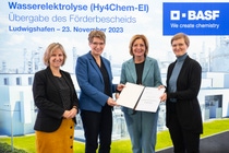 Dr. Franziska Brantner, Parliamentary State Secretary at the Federal Ministry for Economic Affairs and Climate Action, presented the official notification of funding to Dr. Melanie Maas-Brunner, member of the Board of Executive Directors of BASF SE and Site Director Ludwigshafen, in the presence of Malu Dreyer, Minister-President of Rhineland-Palatinate and Katrin Eder, Rhineland-Palatinate’s State Minister for Climate Protection, Environment, Energy, and Mobility. Photo: BASF SE Dr. Franziska Brantner, Parliamentary State Secretary at the Federal Ministry for Economic Affairs and Climate Action, presented the official notification of funding to Dr. Melanie Maas-Brunner, member of the Board of Executive Directors of BASF SE and Site Director Ludwigshafen, in the presence of Malu Dreyer, Minister-President of Rhineland-Palatinate and Katrin Eder, Rhineland-Palatinate’s State Minister for Climate Protection, Environment, Energy, and Mobility. Photo: BASF SE