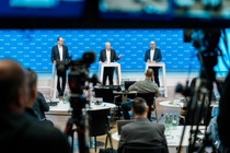 Jahrespressekonferenz - Berichterstattung für das Gesamtjahr 2025, Dr. Dirk Elvermann, Finanzvorstand (links), Dr. Markus Kamieth, Vorstandsvorsitzender (Mitte).
Foto: BASF SE Jahrespressekonferenz - Berichterstattung für das Gesamtjahr 2025, Dr. Dirk Elvermann, Finanzvorstand (links), Dr. Markus Kamieth, Vorstandsvorsitzender (Mitte).
Foto: BASF SE