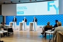 Jahrespressekonferenz - Berichterstattung für das Gesamtjahr 2025, Dr. Dirk Elvermann, Finanzvorstand (links), Dr. Markus Kamieth, Vorstandsvorsitzender (Mitte).
Foto: BASF SE Jahrespressekonferenz - Berichterstattung für das Gesamtjahr 2025, Dr. Dirk Elvermann, Finanzvorstand (links), Dr. Markus Kamieth, Vorstandsvorsitzender (Mitte).
Foto: BASF SE