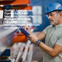 Person prüft Materialien in einer Produktionsumgebung. Person prüft Materialien in einer Produktionsumgebung.