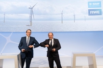 The CEOs of RWE and BASF, Dr. Markus Krebber and Dr. Martin Brudermüller, sign a letter of intent covering a wide-ranging cooperation for the creation of additional capacities for renewable electricity and the use of innovative technologies for climate protection. The CEOs of RWE and BASF, Dr. Markus Krebber and Dr. Martin Brudermüller, sign a letter of intent covering a wide-ranging cooperation for the creation of additional capacities for renewable electricity and the use of innovative technologies for climate protection.