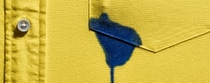 Blauer Fleck auf gelber Hemdtasche Blauer Fleck auf gelber Hemdtasche