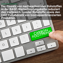 Tastatur mit hervorgehobener Taste „Carbon Footprint“ als Symbol für CO₂‑Reduktion und nachhaltige Rohstoffe. Tastatur mit hervorgehobener Taste „Carbon Footprint“ als Symbol für CO₂‑Reduktion und nachhaltige Rohstoffe.