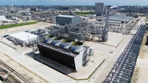 Luftaufnahme der World-Scale Ammoniakanlage, die BASF und Yara gemeinsam in Freeport, Texas betreiben. Die Produkteigenschaften von blauem Ammoniak sind identisch mit konventionell hergestelltem Ammoniak. Da das im Produktionsprozess entstehende CO2 abgeschieden und nicht in die Atmosphäre abgegeben wird, spielt blaues Ammoniak eine wichtige Rolle bei der Transformation zu alternativen, weniger CO2-intensiven Produkten. Luftaufnahme der World-Scale Ammoniakanlage, die BASF und Yara gemeinsam in Freeport, Texas betreiben. Die Produkteigenschaften von blauem Ammoniak sind identisch mit konventionell hergestelltem Ammoniak. Da das im Produktionsprozess entstehende CO2 abgeschieden und nicht in die Atmosphäre abgegeben wird, spielt blaues Ammoniak eine wichtige Rolle bei der Transformation zu alternativen, weniger CO2-intensiven Produkten.