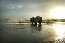 Flughafenenteisung mit Formiaten. Die Salze der Ameisensäure entfernen
schnell dünne Eisschichten und verhindern effektiv, dass Neuschnee auf
der Landebahn liegen bleibt.
Airport deicing with formates. The salts of formic acid rapidly remove thin layers
of ice and effectively prevent new snow remaining on the landing strip. Flughafenenteisung mit Formiaten. Die Salze der Ameisensäure entfernen
schnell dünne Eisschichten und verhindern effektiv, dass Neuschnee auf
der Landebahn liegen bleibt.
Airport deicing with formates. The salts of formic acid rapidly remove thin layers
of ice and effectively prevent new snow remaining on the landing strip.