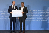 Robert Habeck, Federal Minister for Economic Affairs and Climate Action, presented the official notification of funding to Uwe Liebelt, President European Verbund Sites, BASF SE.
Photo: BMWK / Andreas Mertens Robert Habeck, Federal Minister for Economic Affairs and Climate Action, presented the official notification of funding to Uwe Liebelt, President European Verbund Sites, BASF SE.
Photo: BMWK / Andreas Mertens