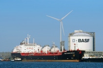 Windkraftanlage auf dem Verbundstandort Antwerpen der BASF. Als Material für die Herstellung von Rotorblätter für moderne Windkraftanlagen haben sich Verbundwerkstoffe auf Basis von Epoxidharzen etabliert. Neuerdings liefert die BASF unter dem Markennamen BaxxodurTM zweikomponentige Systeme aus Epoxidharzen und Härtern. Solche Systeme leisten Beiträge dazu, dass Hersteller von Rotorblättern den Produktionsprozess flexibler gestalten, ihre Produktionszeiten drastisch kürzen und damit ihre Produktivität steigern. Abdruck honorarfrei. Copyright by BASF
Wind turbine at BASFs Verbund site in Antwerp, Belgium. Composites based on epoxy resins have become the material of choice in fabricating rotor blades on modern wind turbines. Most recently BASF has been supplying Baxxodur® two-component systems based on epoxy resins and curing agents. With these systems the production of large rotor blades can be significantly accelerated and thus the productivity of the process can be increased. Print free of charge. Copyright by BASF Windkraftanlage auf dem Verbundstandort Antwerpen der BASF. Als Material für die Herstellung von Rotorblätter für moderne Windkraftanlagen haben sich Verbundwerkstoffe auf Basis von Epoxidharzen etabliert. Neuerdings liefert die BASF unter dem Markennamen BaxxodurTM zweikomponentige Systeme aus Epoxidharzen und Härtern. Solche Systeme leisten Beiträge dazu, dass Hersteller von Rotorblättern den Produktionsprozess flexibler gestalten, ihre Produktionszeiten drastisch kürzen und damit ihre Produktivität steigern. Abdruck honorarfrei. Copyright by BASF
Wind turbine at BASFs Verbund site in Antwerp, Belgium. Composites based on epoxy resins have become the material of choice in fabricating rotor blades on modern wind turbines. Most recently BASF has been supplying Baxxodur® two-component systems based on epoxy resins and curing agents. With these systems the production of large rotor blades can be significantly accelerated and thus the productivity of the process can be increased. Print free of charge. Copyright by BASF