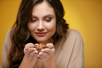 Isobionics® Santalol ist dank seines holzigen Geruchsprofils eine überzeugende Alternative zu Sandelholzöl. / Isobionics® Santalol is a convincing alternative to sandalwood oil due to its woody odor profile. Isobionics® Santalol ist dank seines holzigen Geruchsprofils eine überzeugende Alternative zu Sandelholzöl. / Isobionics® Santalol is a convincing alternative to sandalwood oil due to its woody odor profile.