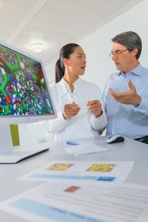 Die Digitalisierung in der Forschung trägt dazu bei, die Forschungsarbeit effizienter zu gestalten, Wissensnetzwerke auszubauen und mehr Freiräume für Kreativität zu schaffen. Die Chemikerin Dr. Fangfang Chu und Dr. Eduard Schreiner, Experte für molekulare Simulationen, diskutieren über die Computersimulation einer Mikroverkapselung. Diese werden genutzt, um Wirkstoffe zum Beispiel vor Feuchtigkeit und Sauerstoff zu schützen. Mit Hilfe der Simulation können die komplexen chemischen und physikalischen Wechselwirkungen innerhalb der Mikrokapsel besser verstanden und vorhergesagt werden. So können Versuchsreihen im Labor gezielter geplant werden.
Digitalization in research contributes to making research work more efficient, expanding knowledge networks, and creating more space for creativity. Chemist Dr Fangfang Chu and molecular simulation expert Dr Eduard Schreiner discuss the computer simulation of a microencapsulation. It is used to protect active ingredients, for example from moisture and oxygen. Simulations help to better understand and predict the complex chemical and physical interactions within the microcapsule, allowing laboratory test series to be planned more precisely.
Die Digitalisierung in der Forschung trägt dazu bei, die Forschungsarbeit effizienter zu gestalten, Wissensnetzwerke auszubauen und mehr Freiräume für Kreativität zu schaffen. Die Chemikerin Dr. Fangfang Chu und Dr. Eduard Schreiner, Experte für molekulare Simulationen, diskutieren über die Computersimulation einer Mikroverkapselung. Diese werden genutzt, um Wirkstoffe zum Beispiel vor Feuchtigkeit und Sauerstoff zu schützen. Mit Hilfe der Simulation können die komplexen chemischen und physikalischen Wechselwirkungen innerhalb der Mikrokapsel besser verstanden und vorhergesagt werden. So können Versuchsreihen im Labor gezielter geplant werden.
Digitalization in research contributes to making research work more efficient, expanding knowledge networks, and creating more space for creativity. Chemist Dr Fangfang Chu and molecular simulation expert Dr Eduard Schreiner discuss the computer simulation of a microencapsulation. It is used to protect active ingredients, for example from moisture and oxygen. Simulations help to better understand and predict the complex chemical and physical interactions within the microcapsule, allowing laboratory test series to be planned more precisely.