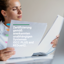 Person hält ein Dokument mit Text zur Zertifizierung nach anerkannten unabhängigen Standards. Person hält ein Dokument mit Text zur Zertifizierung nach anerkannten unabhängigen Standards.