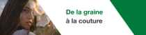 Une femme aux longs cheveux bruns tient une plante de coton près de son visage. Un tourbillon lumineux est visible au-dessus de la plante de coton. Le texte indique « De la graine à la couture ».  Une femme aux longs cheveux bruns tient une plante de coton près de son visage. Un tourbillon lumineux est visible au-dessus de la plante de coton. Le texte indique « De la graine à la couture ».