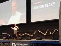 Jürgen Becky, Senior Vice President Performance Materials bei BASF, erläutert im Auditorium der ARENA2036 welchen Beitrag Chemie für die Mobilität der Zukunft leisten kann.
Jürgen Becky, Senior Vice President Performance Materials at BASF, explains how chemistry can contribute to the future of mobility at the auditorium of ARENA2036.
Jürgen Becky, Senior Vice President Performance Materials bei BASF, erläutert im Auditorium der ARENA2036 welchen Beitrag Chemie für die Mobilität der Zukunft leisten kann.
Jürgen Becky, Senior Vice President Performance Materials at BASF, explains how chemistry can contribute to the future of mobility at the auditorium of ARENA2036.