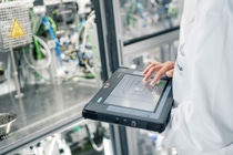 Im Forschungstechnikum der BASF in Ludwigshafen stehen hochautomatisierte Versuchsanlagen zur effizienten Verfahrensentwicklung und zum Testen von Prozess-Katalysatoren zur Verfügung. Chemielaborantin Melanie Zier und Betriebsmanager Assistent Dirk Boehm beim Rundgang im Technikum für hochautomatisierte Versuchsanlagen zur Verfahrensentwicklung für flüssige und gasförmige Stoffe. Im Forschungstechnikum der BASF in Ludwigshafen stehen hochautomatisierte Versuchsanlagen zur effizienten Verfahrensentwicklung und zum Testen von Prozess-Katalysatoren zur Verfügung. Chemielaborantin Melanie Zier und Betriebsmanager Assistent Dirk Boehm beim Rundgang im Technikum für hochautomatisierte Versuchsanlagen zur Verfahrensentwicklung für flüssige und gasförmige Stoffe.