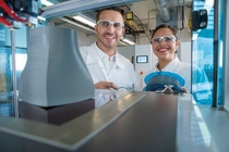 Im Application Technology Center in Heidelberg testet BASF neue Pulver, Harze, Filamente und Granulate für 3D-Druckverfahren und entwickelt Lösungen für die industrielle Additive Fertigung. Alexander Gengel, Anwendungstechniker 3D-Druck und Fernanda Kraft, Anwendungstechnikerin 3D-Druck, bei der Sichtprüfung eines gedruckten Funktionsmusters eines Werkzeugeinsatzes. Im Application Technology Center in Heidelberg testet BASF neue Pulver, Harze, Filamente und Granulate für 3D-Druckverfahren und entwickelt Lösungen für die industrielle Additive Fertigung. Alexander Gengel, Anwendungstechniker 3D-Druck und Fernanda Kraft, Anwendungstechnikerin 3D-Druck, bei der Sichtprüfung eines gedruckten Funktionsmusters eines Werkzeugeinsatzes.